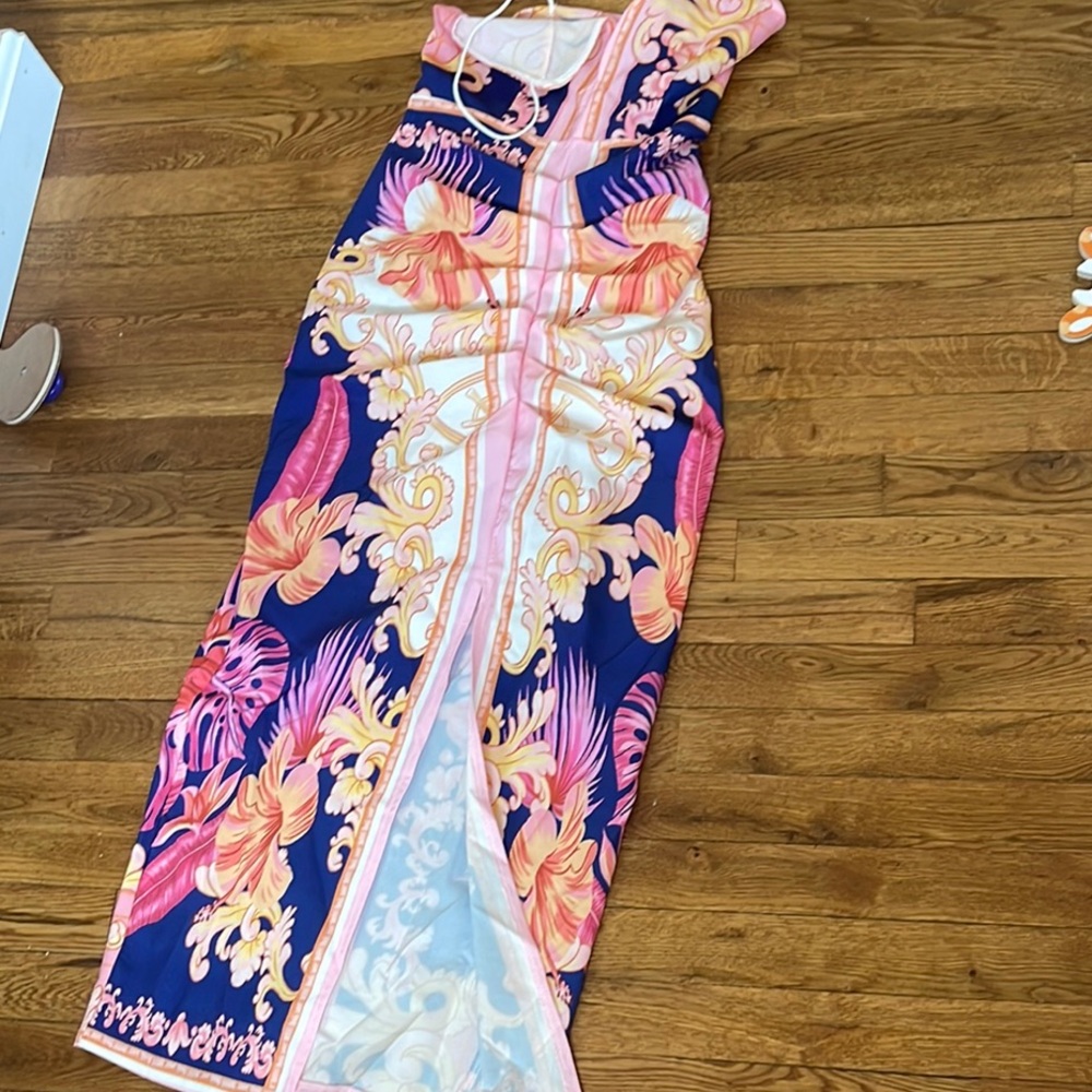 Beautiful pattern dress - Picture 2 of 5